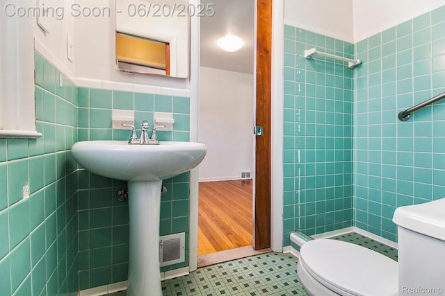 29424 Oakley St, Livonia, MI 48154 - bathroom with tile walls and tiled shower