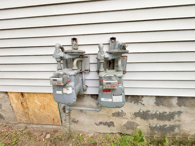37 Caledonia St NE, Grand Rapids, MI 49505 - exterior view
