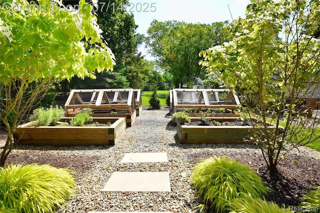 32965 Franklin Ct, Franklin, MI 48025 - view of yard featuring a garden