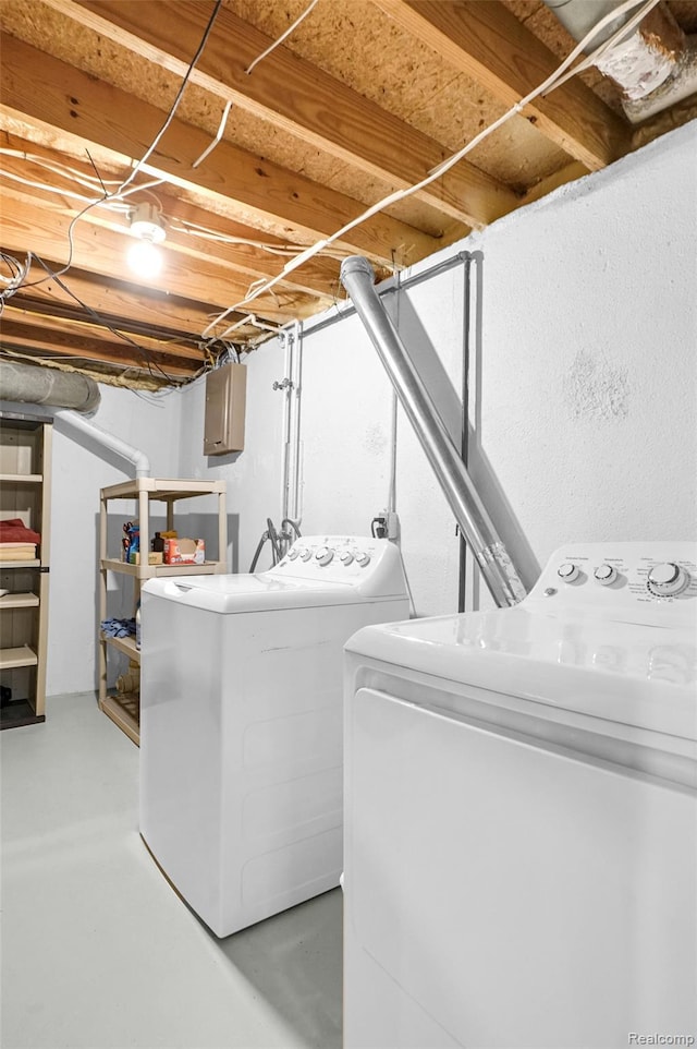 54286 Bradshaw Dr, New Baltimore, MI 48047 - laundry area featuring washer and dryer