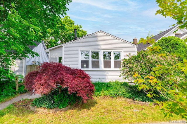 3820 17th St, Grosse Ile, MI 48192 - view of side of home