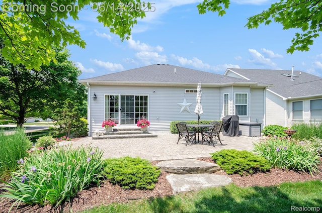 3839 Springwood Ct, Auburn Hills, MI 48326 - rear view of house featuring a patio area