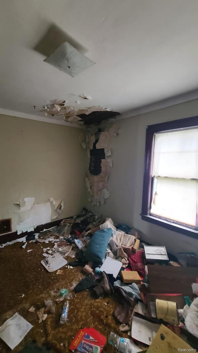 193 Division St, River Rouge, MI 48218 - unfurnished room with crown molding