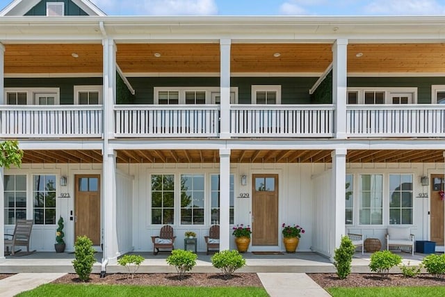 929 Harbor Dr E # 27, Saint Joseph, MI 49085 - view of front of property featuring board and batten siding, a porch, and a balcony