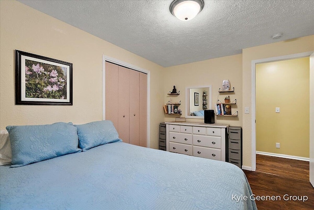 69 Cheyenne Ave, Holland, MI 49424 - bedroom with dark wood finished floors, a textured ceiling, and a closet