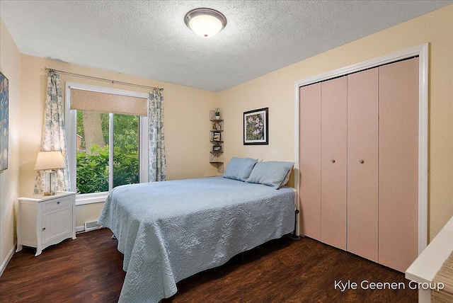 69 Cheyenne Ave, Holland, MI 49424 - bedroom with dark wood-style flooring, a textured ceiling, and a closet