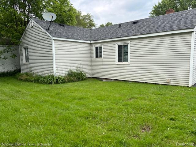 938 Barney Ave, Flint, MI 48503 - rear view of property with a yard and roof with shingles