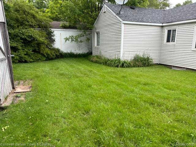 938 Barney Ave, Flint, MI 48503 - view of grassy yard