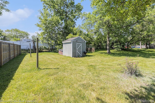 354 Ferry Ave, Pontiac, MI 48341 - view of yard with a storage unit