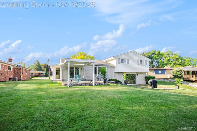 3255 School House Dr, Waterford, MI 48329 - back of property featuring brick siding and a lawn