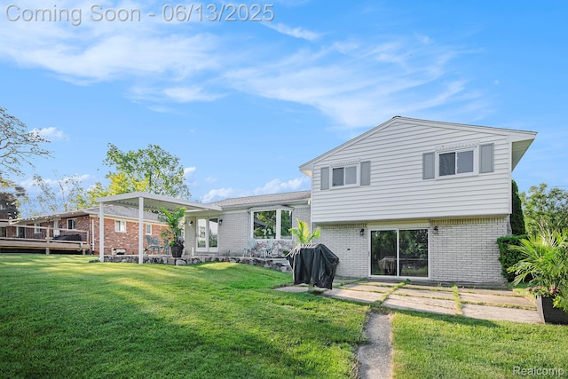 3255 School House Dr, Waterford, MI 48329 - rear view of house featuring brick siding and a yard