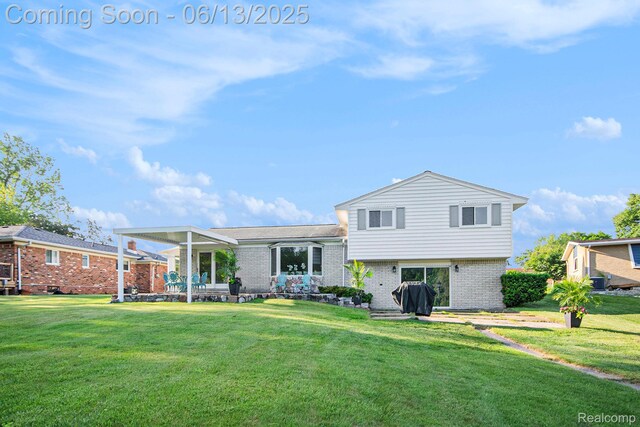 3255 School House Dr, Waterford, MI 48329 - rear view of house featuring brick siding and a lawn