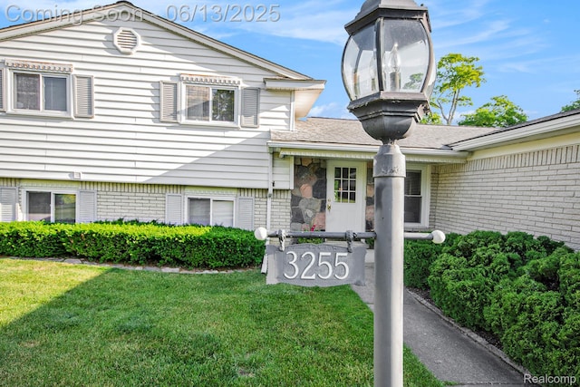 3255 School House Dr, Waterford, MI 48329 - view of front facade with a front lawn and brick siding