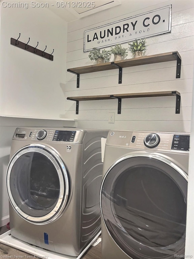 8811 Coyle Dr, Pinckney, MI 48169 - laundry area featuring washer and clothes dryer