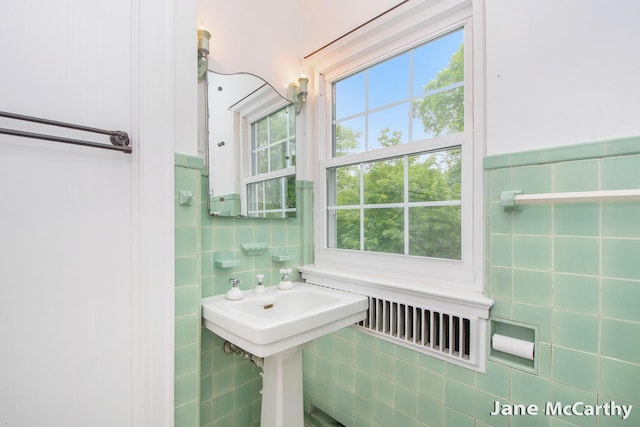1101 Cadillac Dr SE, Grand Rapids, MI 49506 - bathroom featuring tile walls