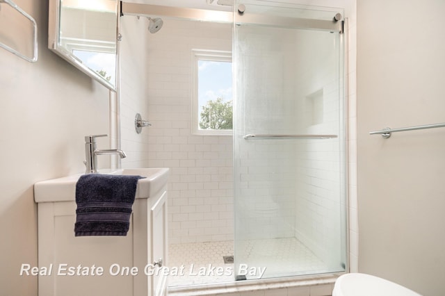 34 E Hannum Blvd, Saginaw, MI 48602 - bathroom with a shower stall