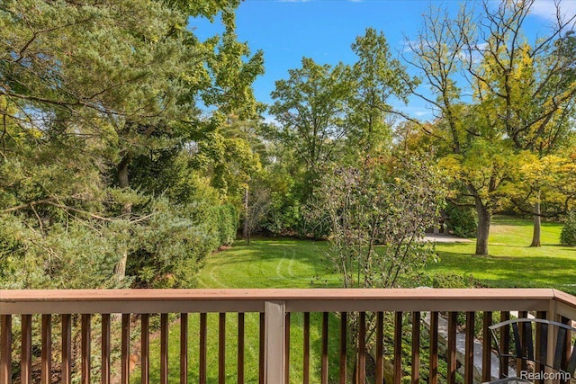 1330 Oxford Rd, Bloomfield Hills, MI 48304 - deck with a lawn
