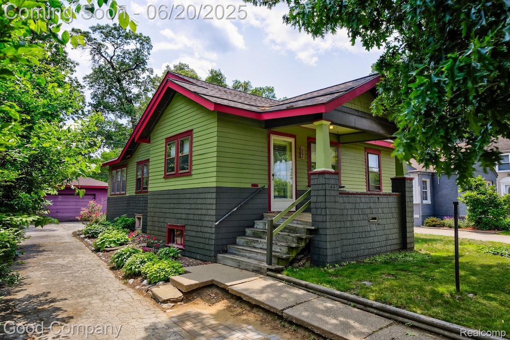 925 W Hazelhurst St, Ferndale, MI 48220 - view of front of property with an outbuilding and a garage