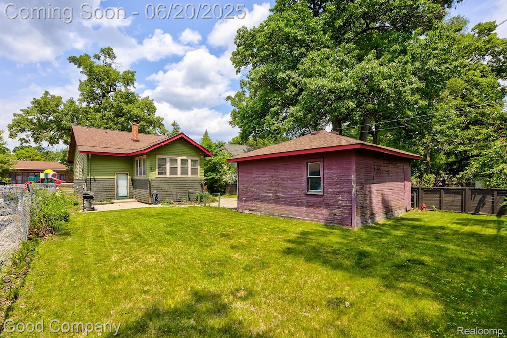 925 W Hazelhurst St, Ferndale, MI 48220 - back of property with a fenced backyard and a chimney