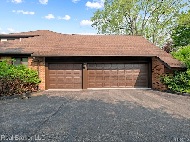 1299 Orchard Ridge Rd, Bloomfield Hills, MI 48304 - garage with driveway
