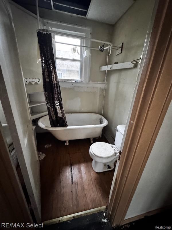 1108 Maginn Ct, Mount Morris, MI 48458 - bathroom with a bathtub and wood finished floors