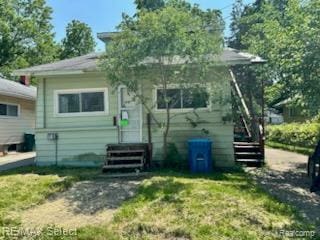 1108 Maginn Ct, Mount Morris, MI 48458 - rear view of house featuring a yard