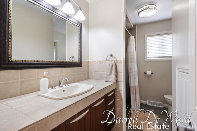 6662 Adaridge Dr SE, Ada, MI 49301 - full bathroom featuring vanity and a shower with curtain