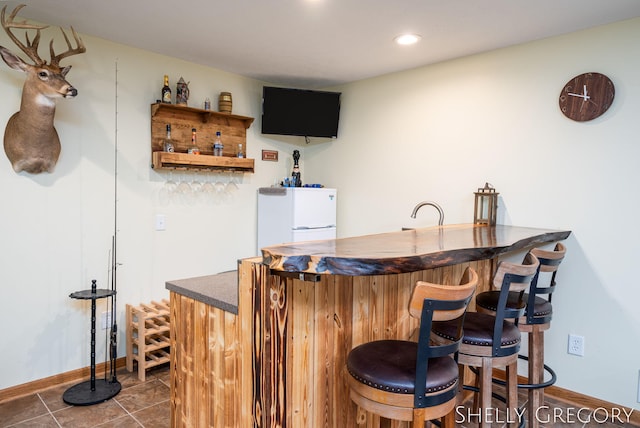 5151 Scotch Mist Dr, Saranac, MI 48881 - indoor wet bar with freestanding refrigerator and recessed lighting