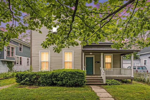 916 Osborne St, Kalamazoo, MI 49001 - view of front of house featuring a porch and a front lawn