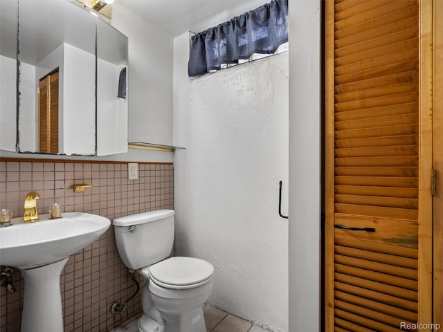 23400 Marlow St, Oak Park, MI 48237 - bathroom featuring tile patterned floors and tile walls