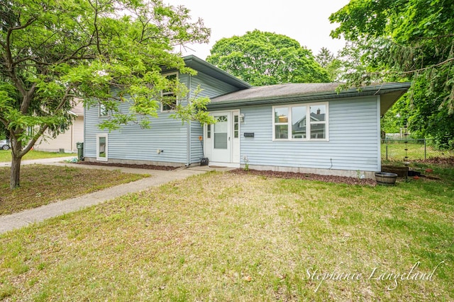 348 Yuba St, Muskegon, MI 49442 - view of split level home