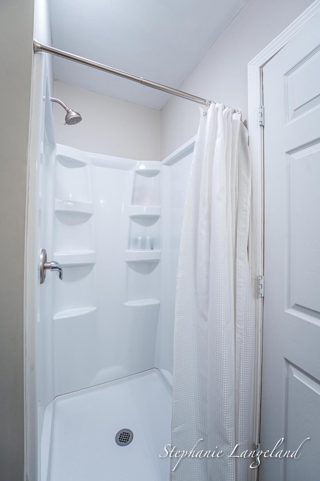 348 Yuba St, Muskegon, MI 49442 - bathroom featuring curtained shower