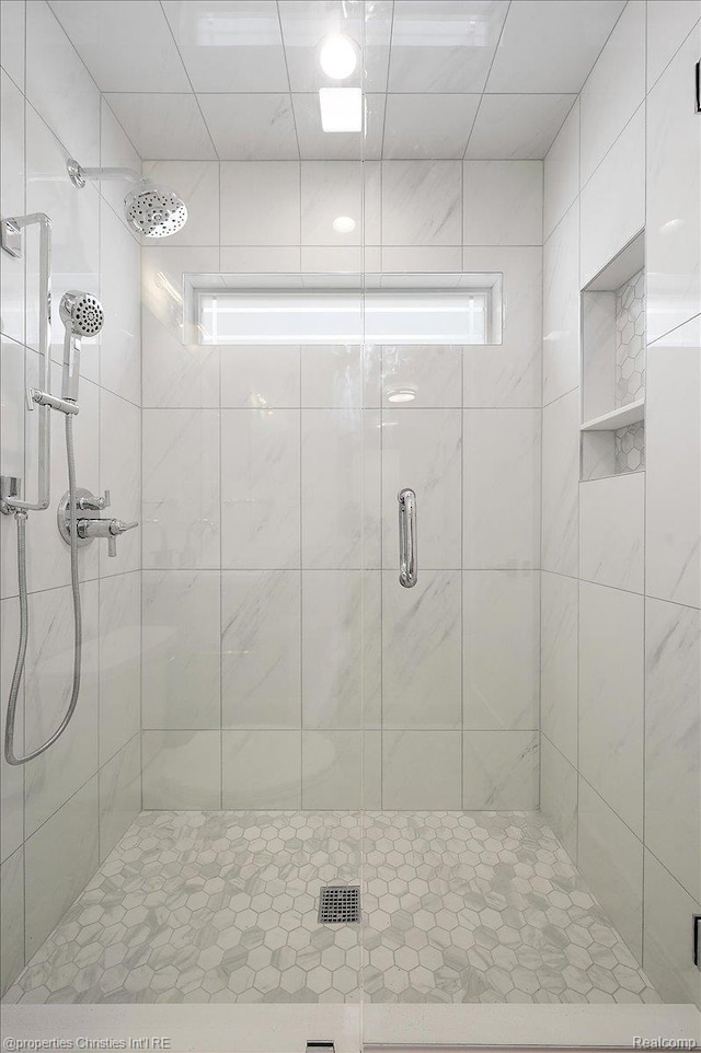 15589 Kirkshire Ave, Beverly Hills, MI 48025 - full bathroom featuring a shower stall