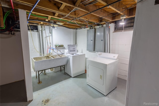 16788 Lincoln Ave, Eastpointe, MI 48021 - laundry room featuring washing machine and clothes dryer and electric panel