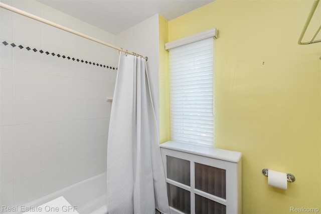 542 Cadieux Rd, Grosse Pointe, MI 48230 - bathroom featuring shower / bath combo with shower curtain