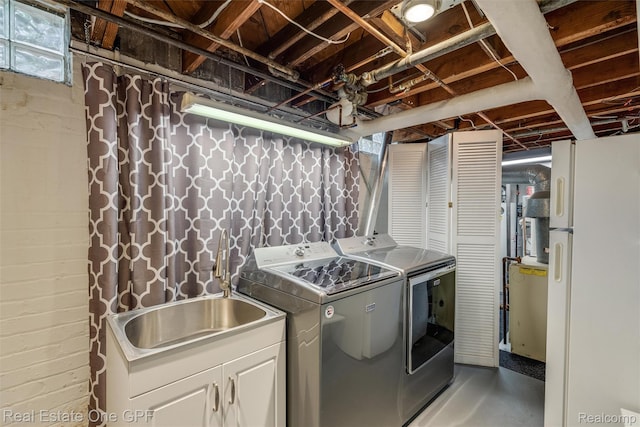 542 Cadieux Rd, Grosse Pointe, MI 48230 - laundry room with independent washer and dryer and a sink