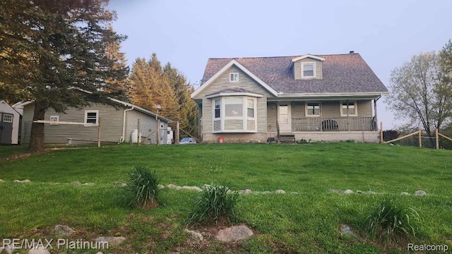 2025 W Rose Center Rd, Holly, MI 48442 - view of front of property featuring a porch and a front lawn
