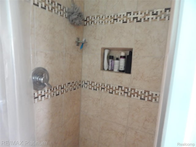 2025 W Rose Center Rd, Holly, MI 48442 - full bathroom featuring tiled shower