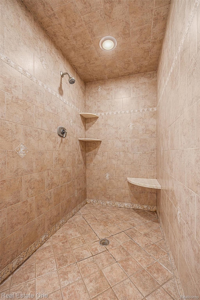 2842 Manorwood Dr, Troy, MI 48085 - bathroom featuring tiled shower