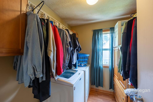 1591 Lillyview Ct SW, Wyoming, MI 49509 - laundry area featuring washer and clothes dryer, a textured ceiling, and light wood-style floors