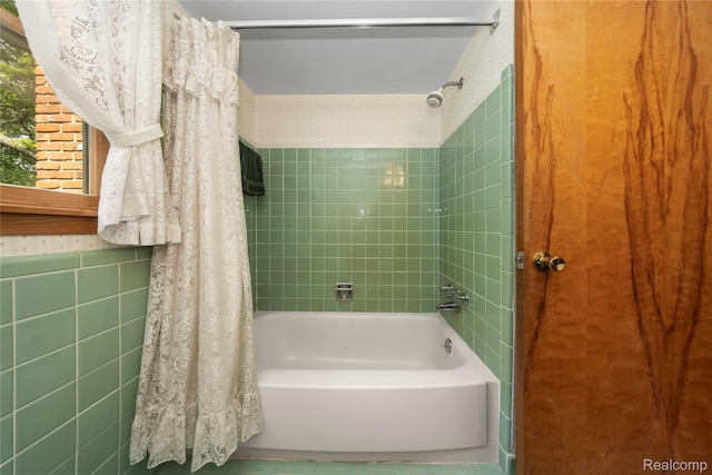 26165 Hidden Valley Dr, Farmington Hills, MI 48331 - full bath featuring shower / bath combo with shower curtain