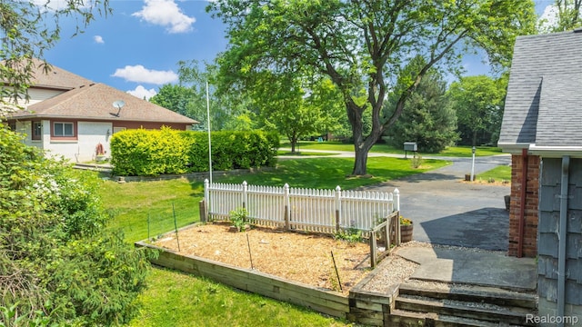26165 Hidden Valley Dr, Farmington Hills, MI 48331 - view of yard