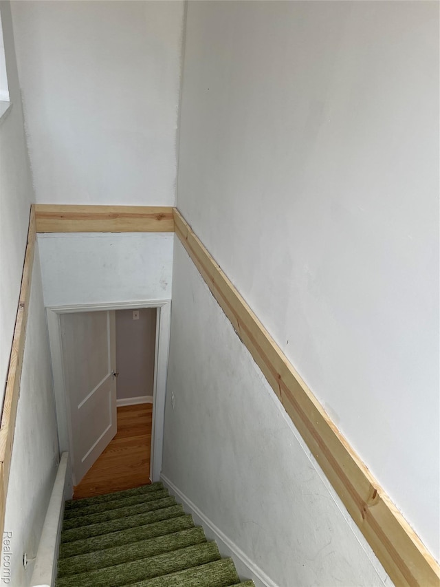 1154 Lincoln Ave, Rockwood, MI 48146 - view of stairway