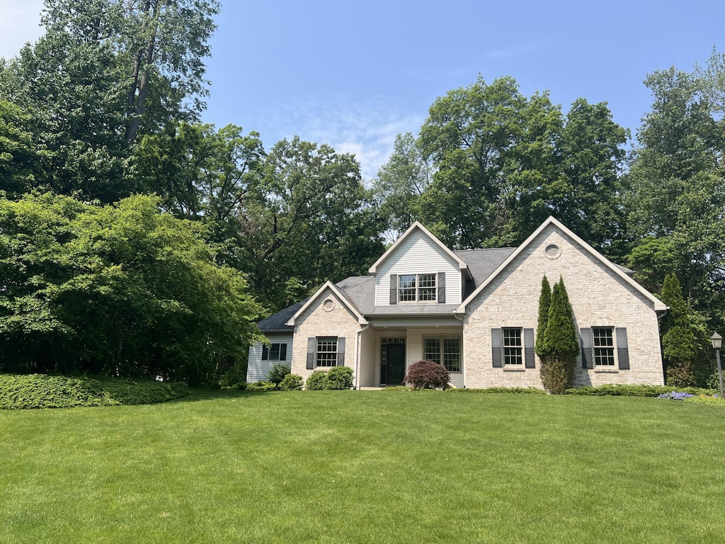 5254 Shane St, Kalamazoo, MI 49009 - view of front facade with a front yard