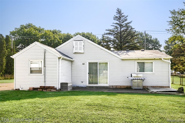 4462 Dye Rd, Swartz Creek, MI 48473 - back of house with a yard