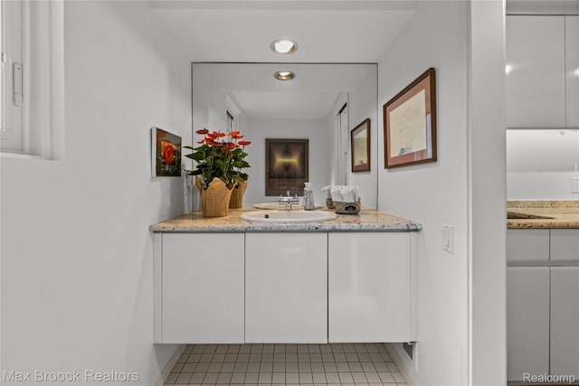 680 Willits St, Birmingham, MI 48009 - hallway with a sink