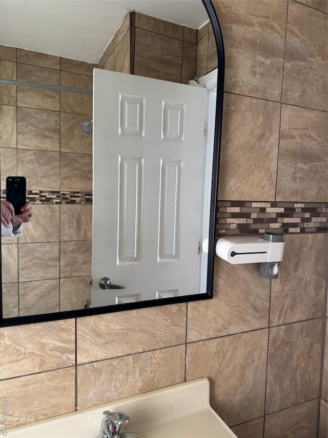 7821 Mead St, Dearborn, MI 48126 - view of bathroom
