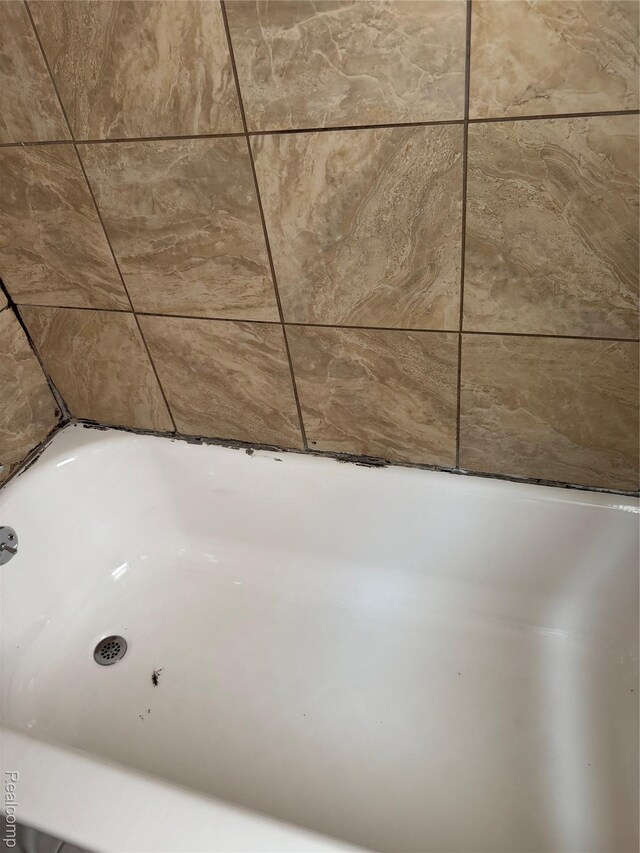7821 Mead St, Dearborn, MI 48126 - bathroom view of a tub