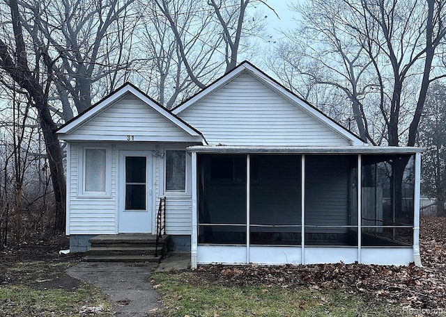 31 N Eastway Dr, Pontiac, MI 48342 - view of front of home with a sunroom and entry steps