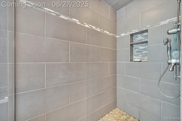 240 Red Oak Ln, Rochester Hills, MI 48307 - full bathroom featuring a tile shower